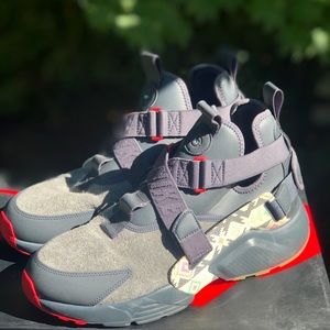 Nike men’s Air Hurache N7 Sneaker limited edition